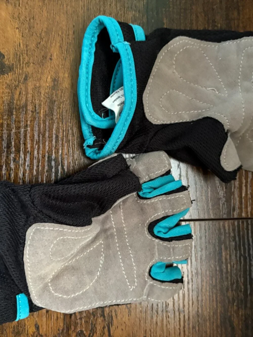 🛍️ Gold's Gym Black and Teal Fingerless Weightlifting Gloves